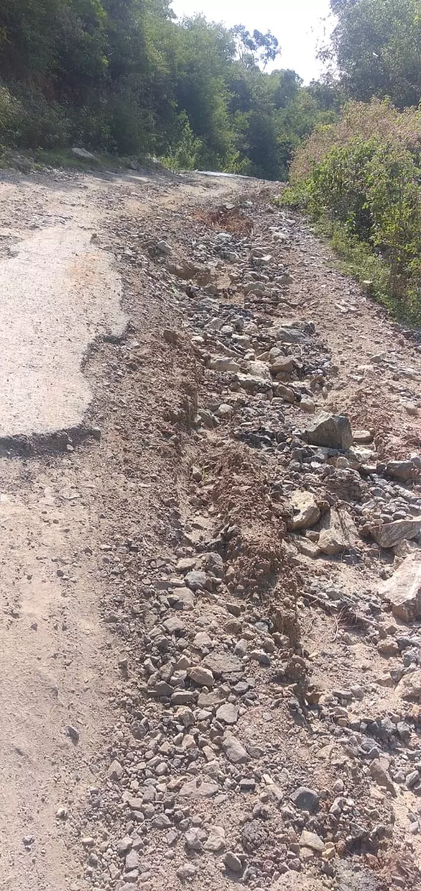 குண்டும், குழியுமான சாலை குண்டும், குழியுமான சாலை