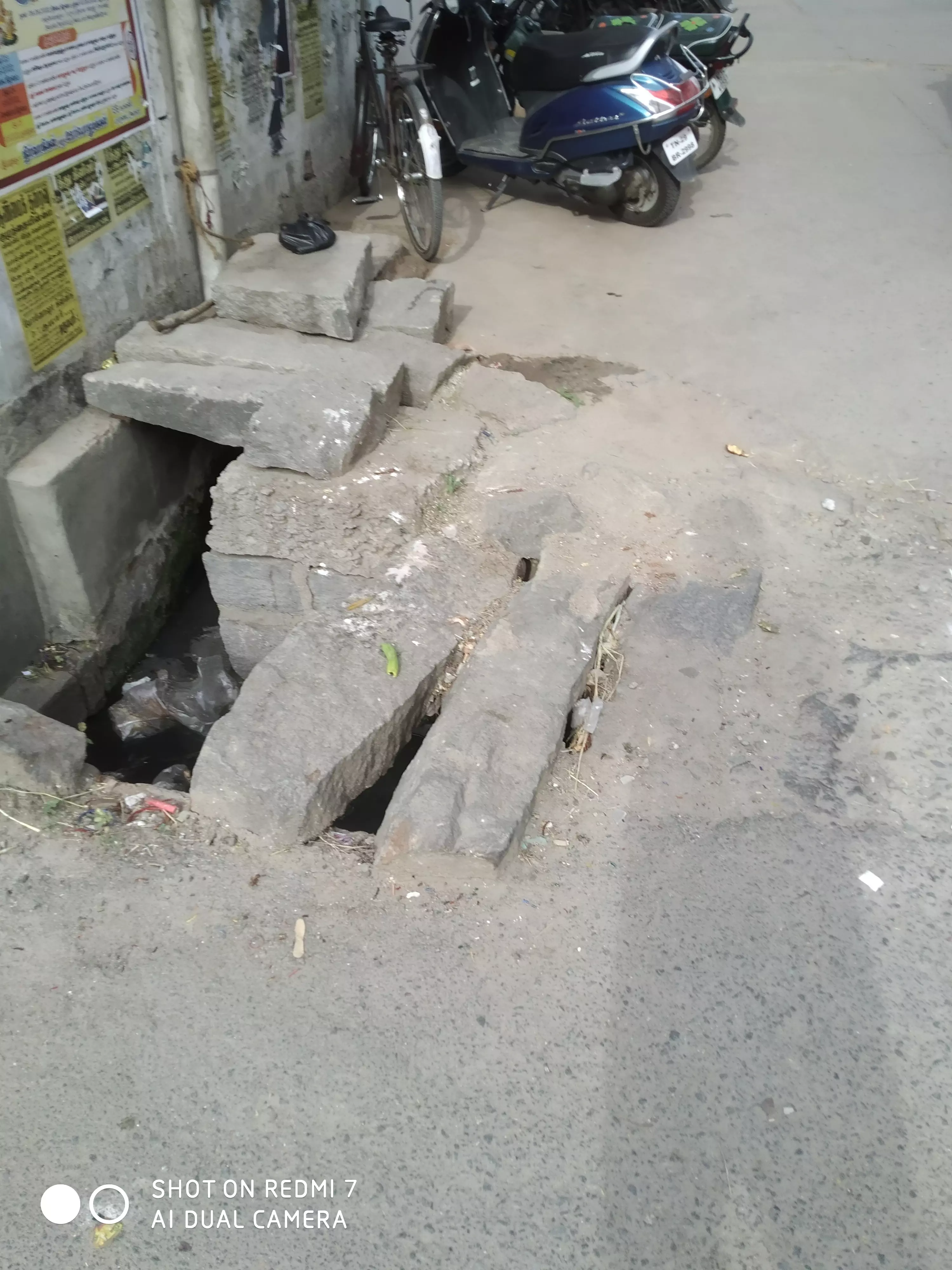 திறந்த வெளியில் கழிவுநீர் கால்வாய் திறந்த வெளியில் கழிவுநீர் கால்வாய்