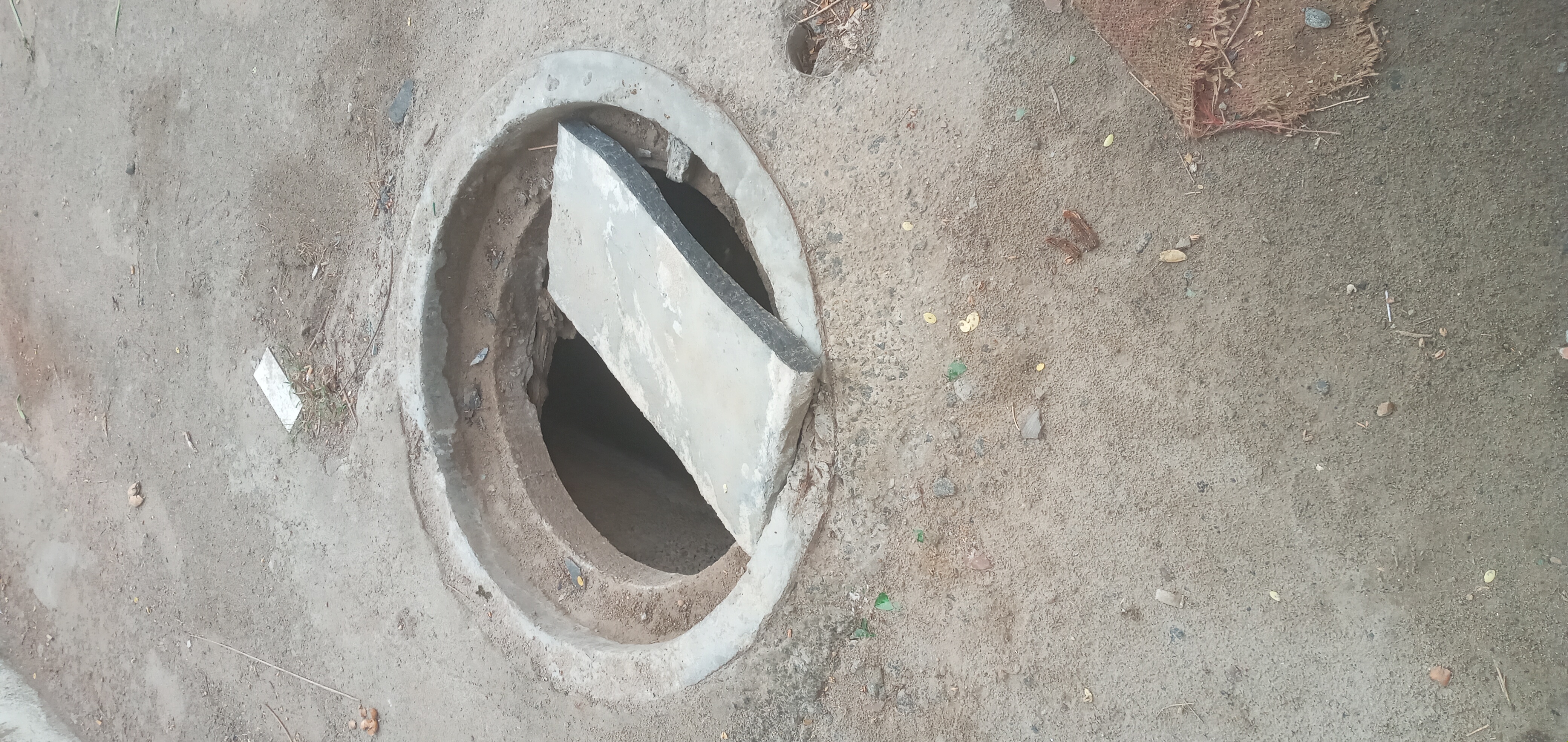 மழைநீர் கால்வாய்க்கு மூடி இல்லை மழைநீர் கால்வாய்க்கு மூடி இல்லை