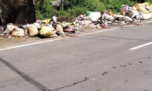 குவிந்து கிடக்கும் குப்பைகள் குவிந்து கிடக்கும் குப்பைகள்