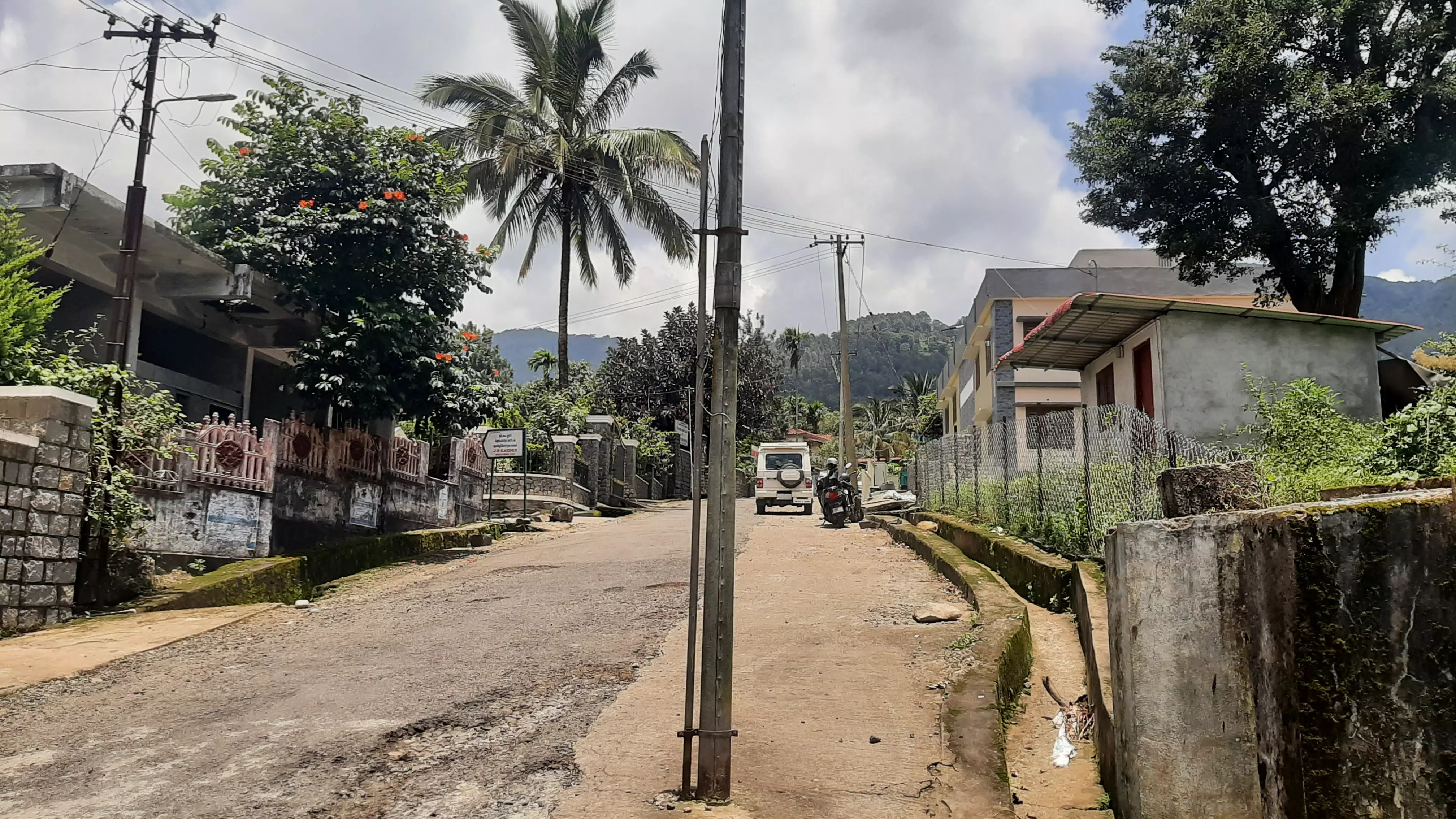 பயனற்ற தொலைபேசி கம்பம்