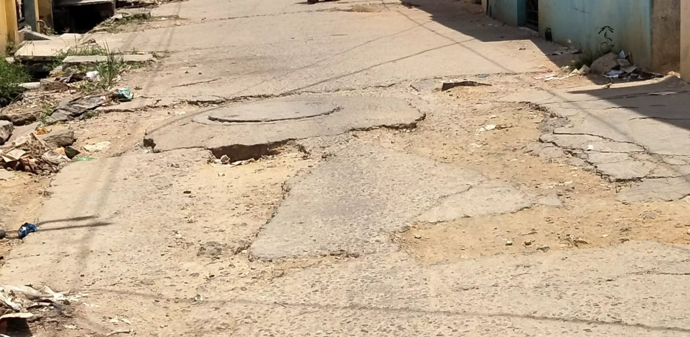 சாலையை புதுப்பிக்க வேண்டும் சாலையை புதுப்பிக்க வேண்டும்