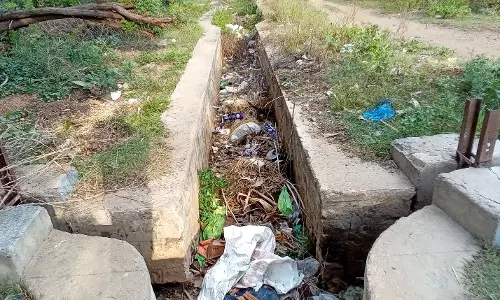 குப்பை கொட்டும் இடமாக மாறிய கால்வாய் குப்பை கொட்டும் இடமாக மாறிய கால்வாய்