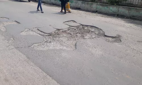 குண்டும் குழியுமான சாலை குண்டும் குழியுமான சாலை