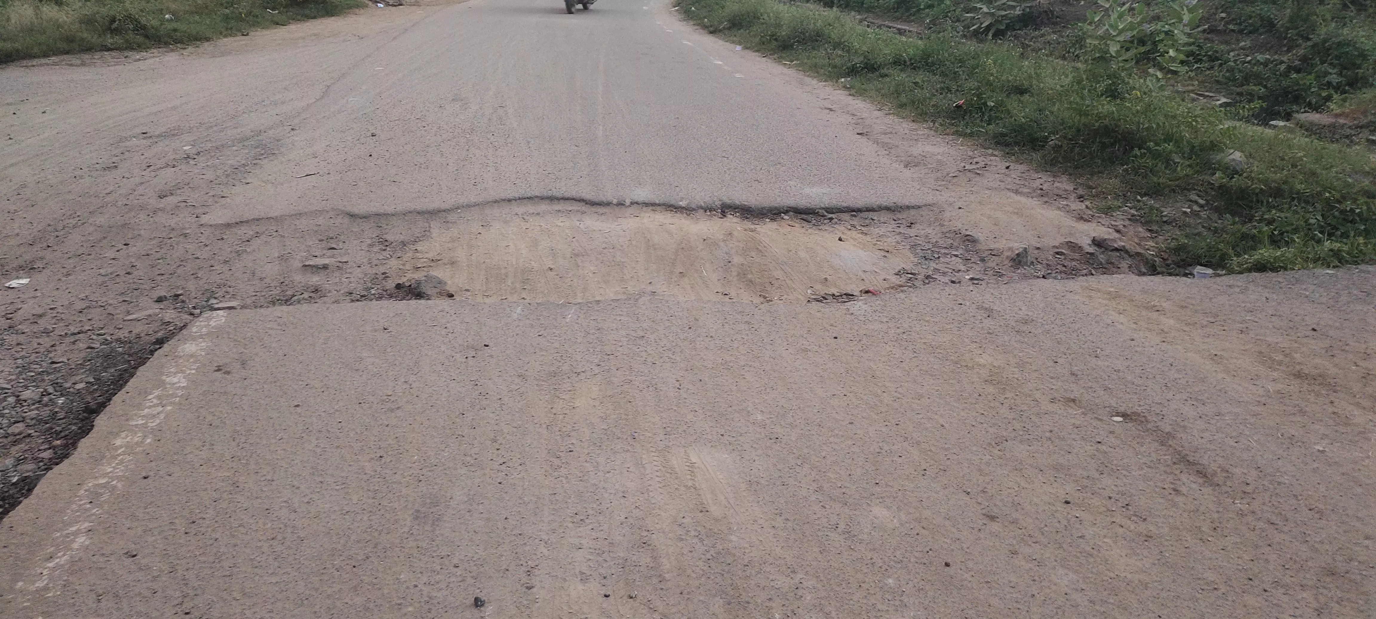 சாலையை சீரமைக்க ேவண்டும் சாலையை சீரமைக்க ேவண்டும்