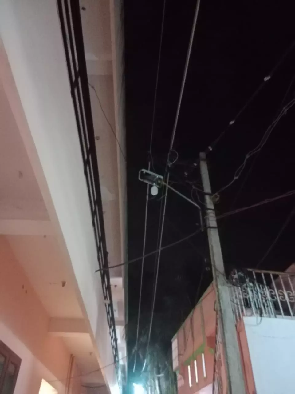 எரியாத தெரு விளக்குகள் எரியாத தெரு விளக்குகள்