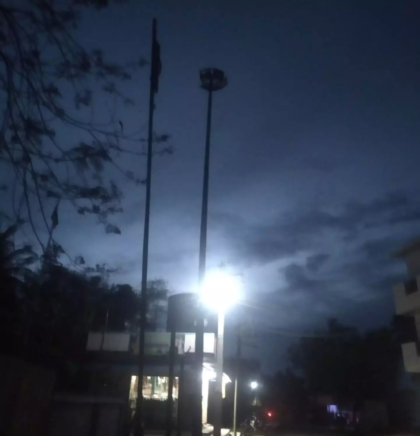 உயர்கோபுர மின் விளக்கு எரியவில்லை