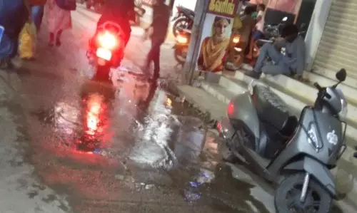 குழாய் உடைந்து வீணாகும் குடிநீர்