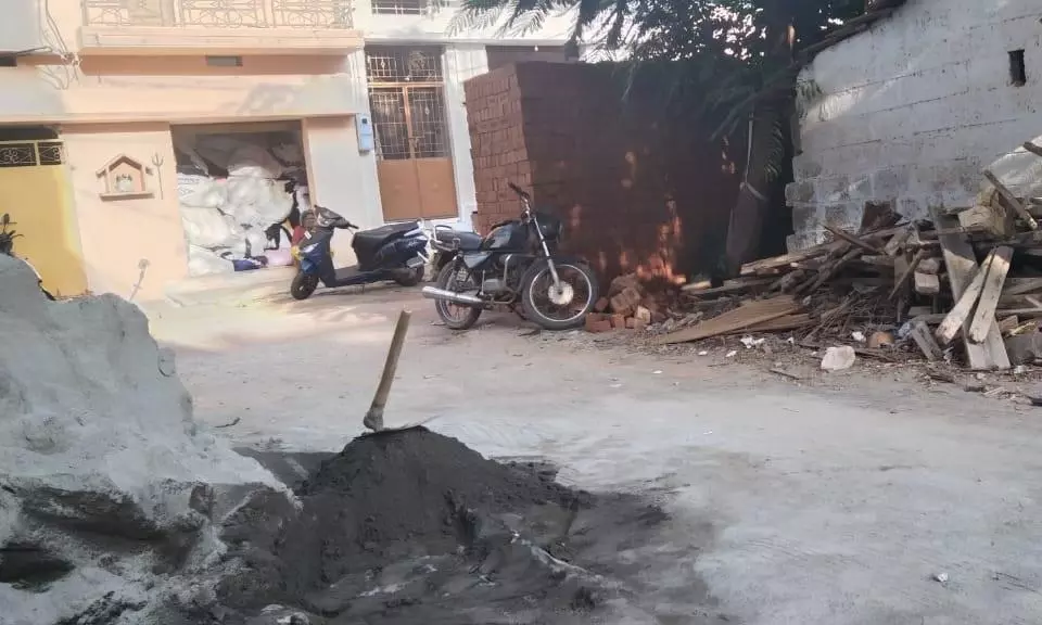 சாலையில் கட்டுமான பொருட்கள்