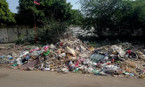 மலை போல் குவிந்துள்ள குப்பைகள்