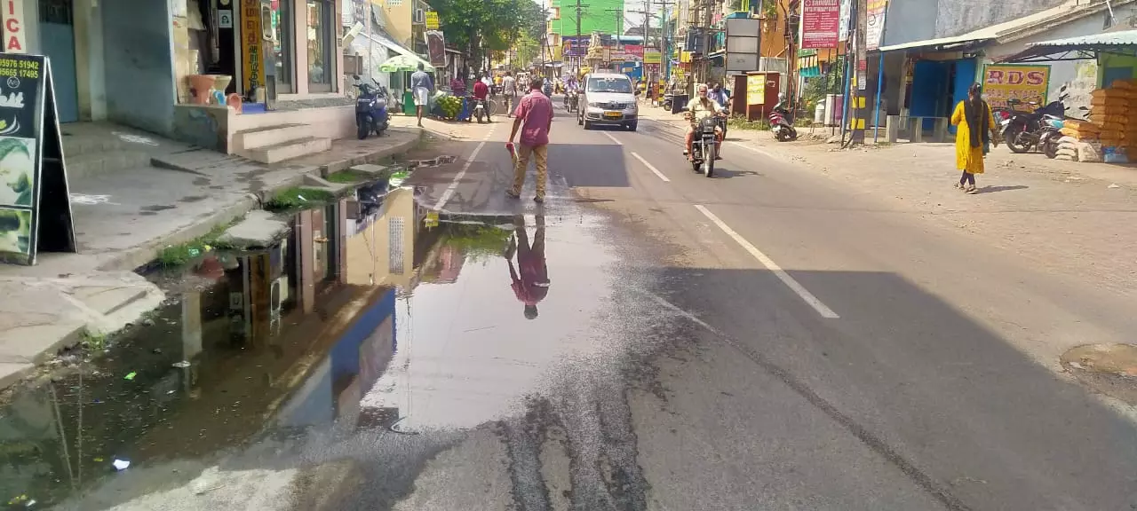 சாலையில் தேங்கும் கழிவுநீர்