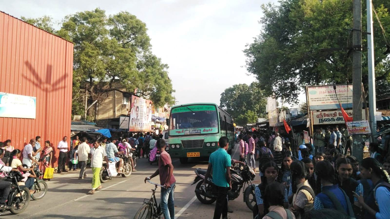 பஸ் நிலையம் இல்லாததால் போக்குவரத்து நெரிசல் பஸ் நிலையம் இல்லாததால் போக்குவரத்து நெரிசல்