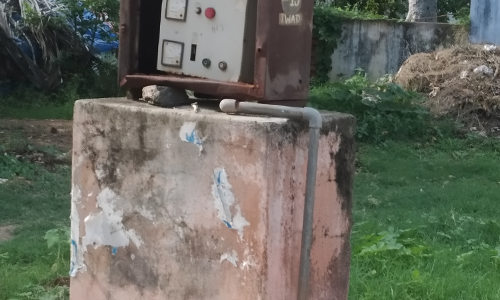 ஆபத்தான நிலையில் மீட்டர் பெட்டி ஆபத்தான நிலையில் மீட்டர் பெட்டி