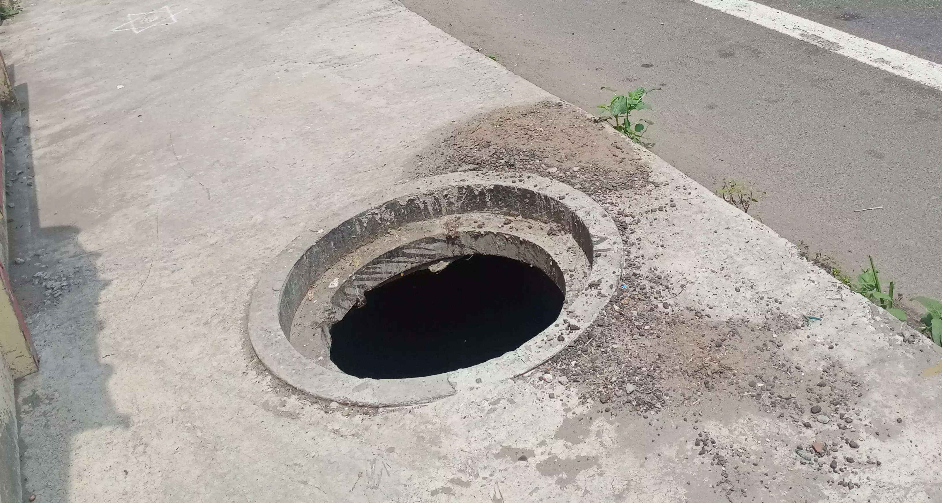 பாதாள சாக்கடை மூடி வைக்கப்படுமா? பாதாள சாக்கடை மூடி வைக்கப்படுமா?