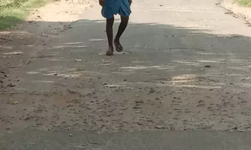 குண்டும், குழியுமான சாலை