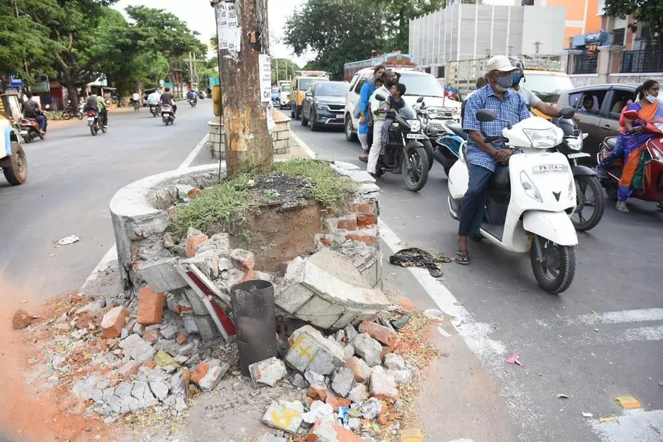 தடுப்பு சுவர் சேதம்