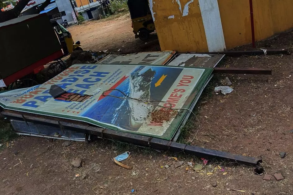 சரிந்த பெயர் பலகை சரிந்த பெயர் பலகை