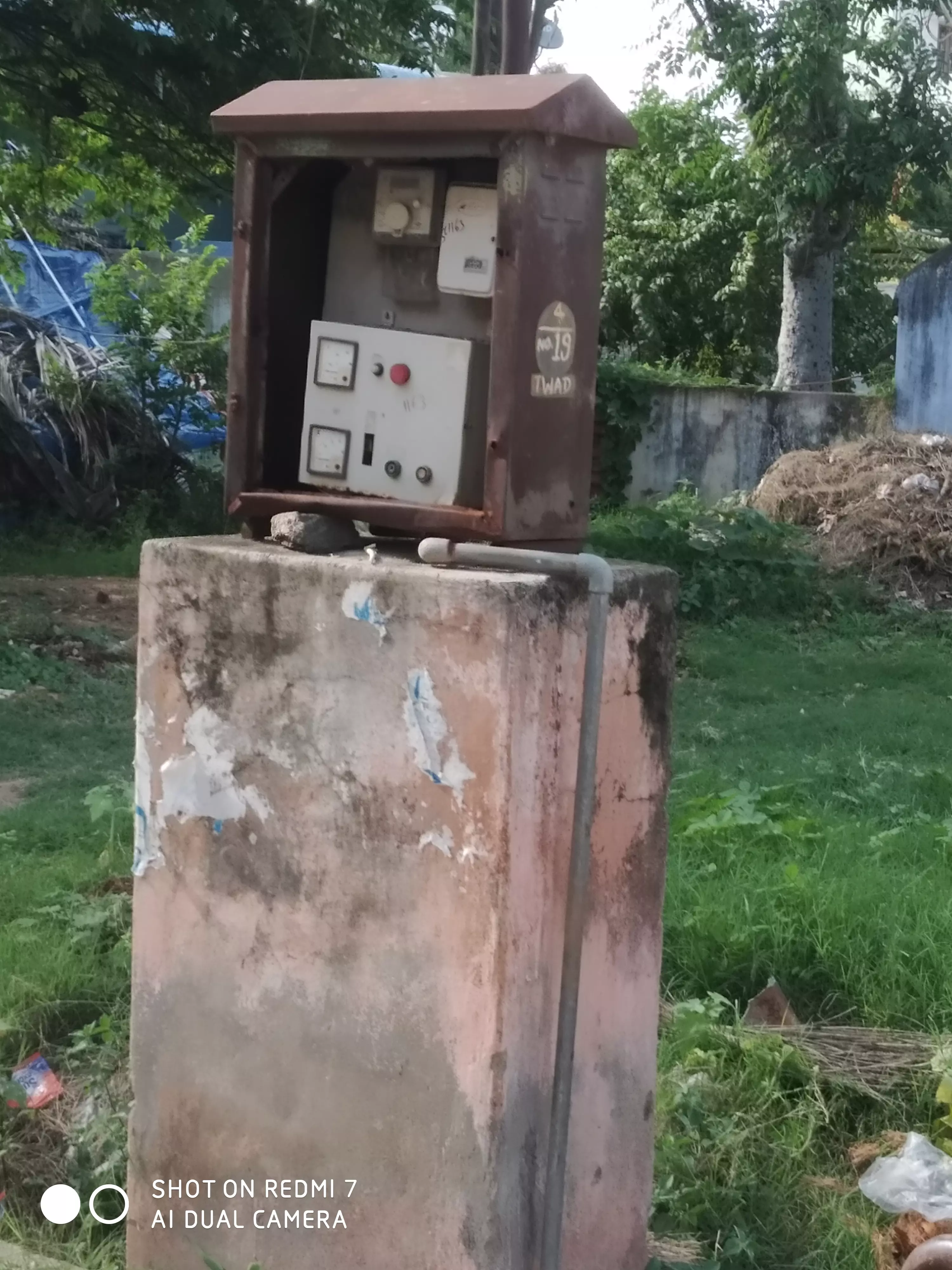 ஆபத்தான நிலையில் மீட்டர் பெட்டி ஆபத்தான நிலையில் மீட்டர் பெட்டி