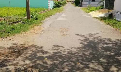 குண்டும்-குழியுமான ரோடு