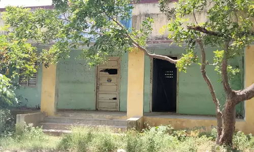 பராமரிக்கப்படாத கட்டிடம் பராமரிக்கப்படாத கட்டிடம்