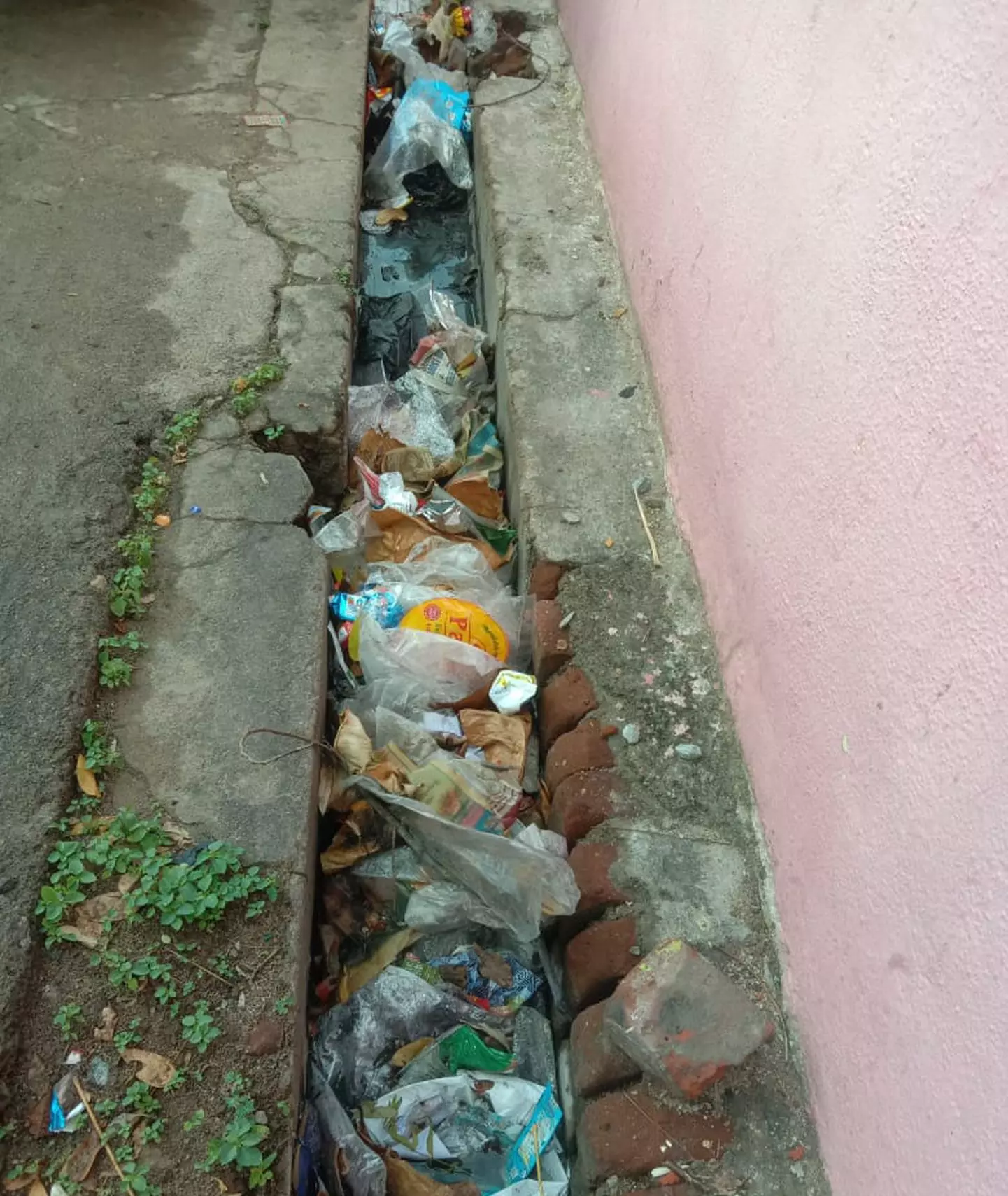 கால்வாயில் கிடக்கும் குப்பைகள் கால்வாயில் கிடக்கும் குப்பைகள்