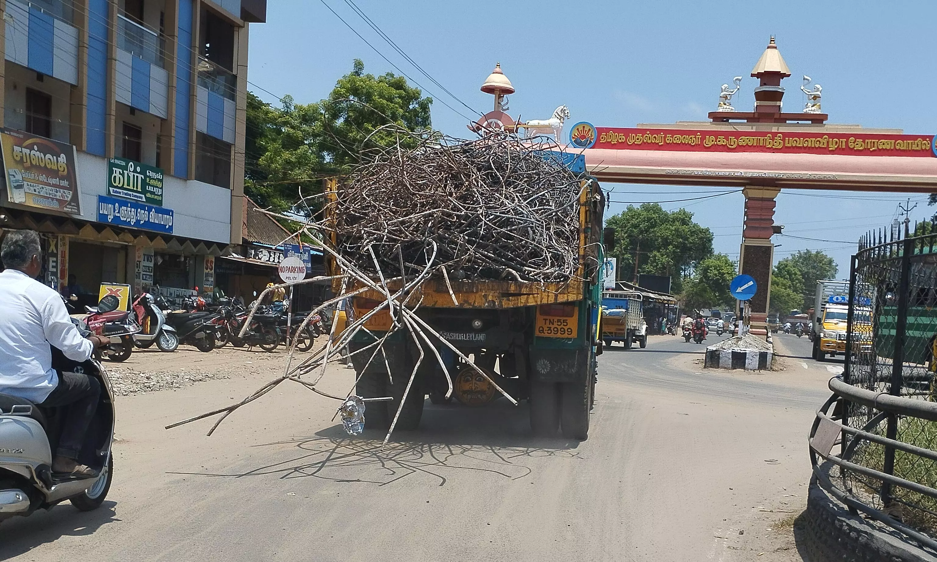 போக்குவரத்து விதிகளை மீறும் வாகனஓட்டிகள் போக்குவரத்து விதிகளை மீறும் வாகனஓட்டிகள்