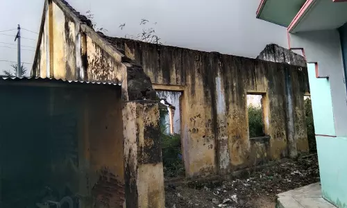 பள்ளியை சீரமைப்பார்களா? பள்ளியை சீரமைப்பார்களா?