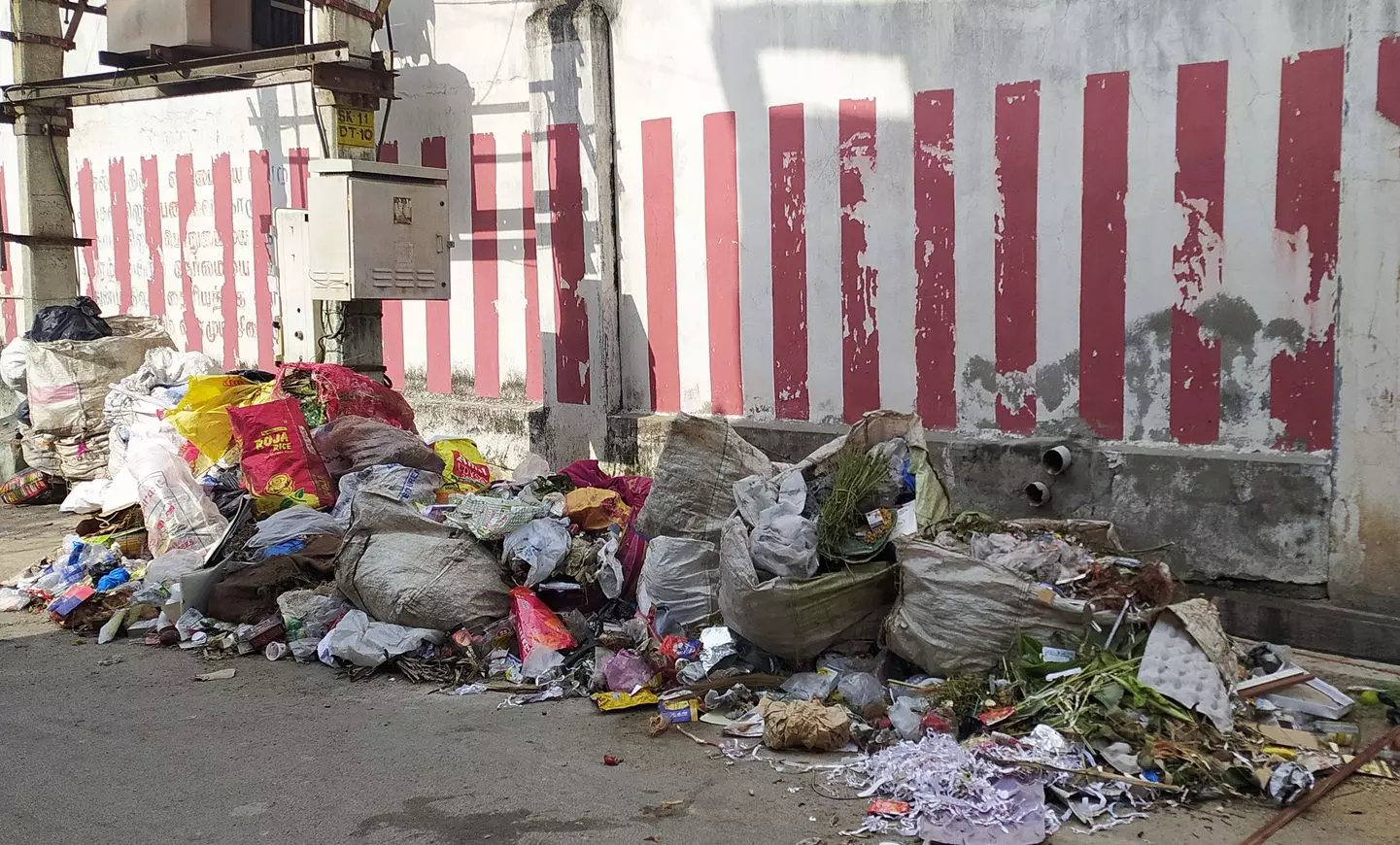 கோவில் அருகில் குப்பைகள் கொட்டும் அவலம் கோவில் அருகில் குப்பைகள் கொட்டும் அவலம்