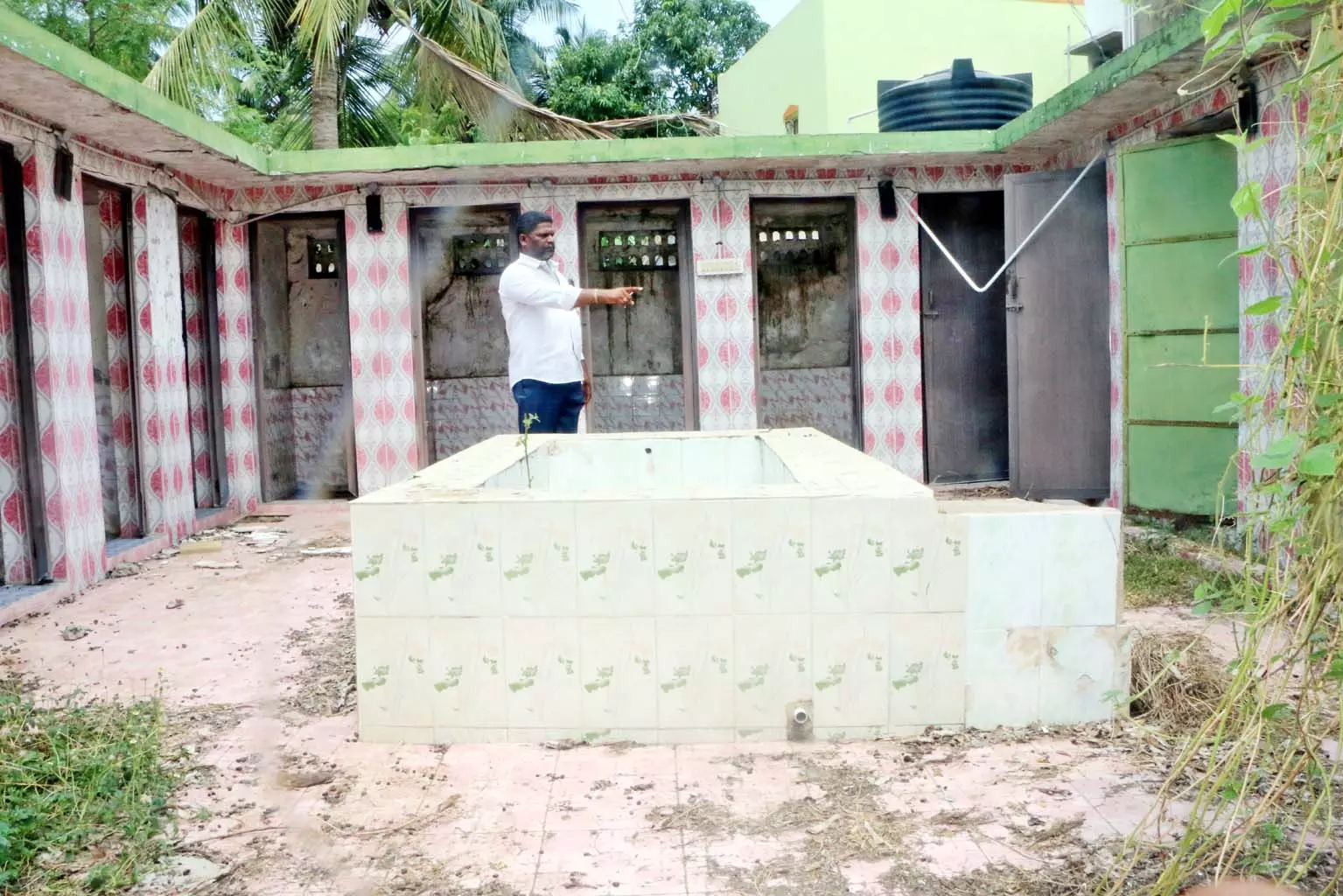 பாழடைந்து கிடக்கும் பொது கழிவறை பாழடைந்து கிடக்கும் பொது கழிவறை