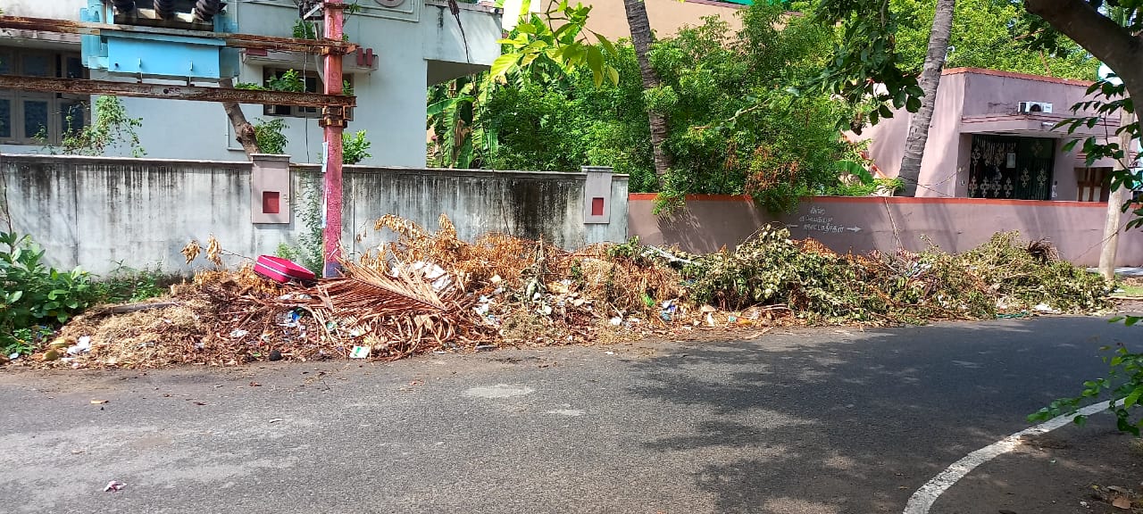 குவிந்து கிடக்கும் குப்பைகள்