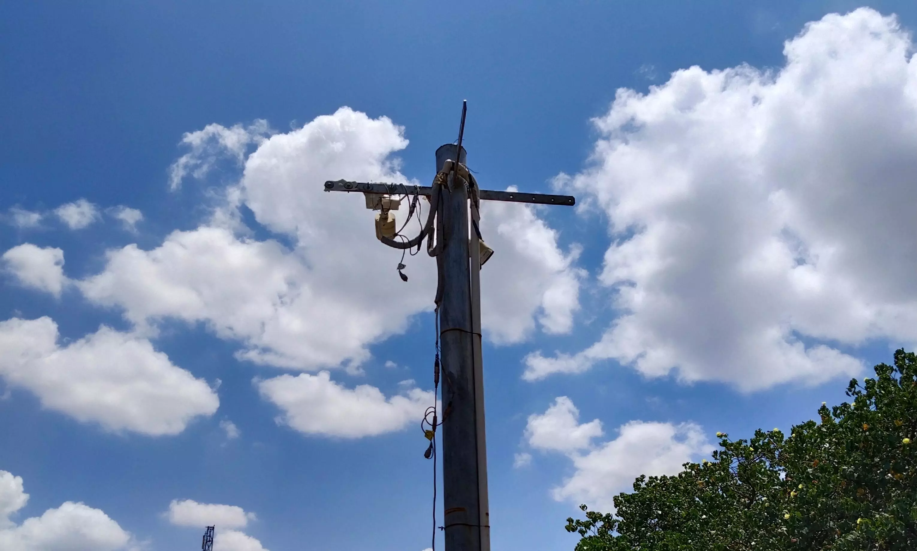 காட்சி பொருளான கண்காணிப்பு கேமரா