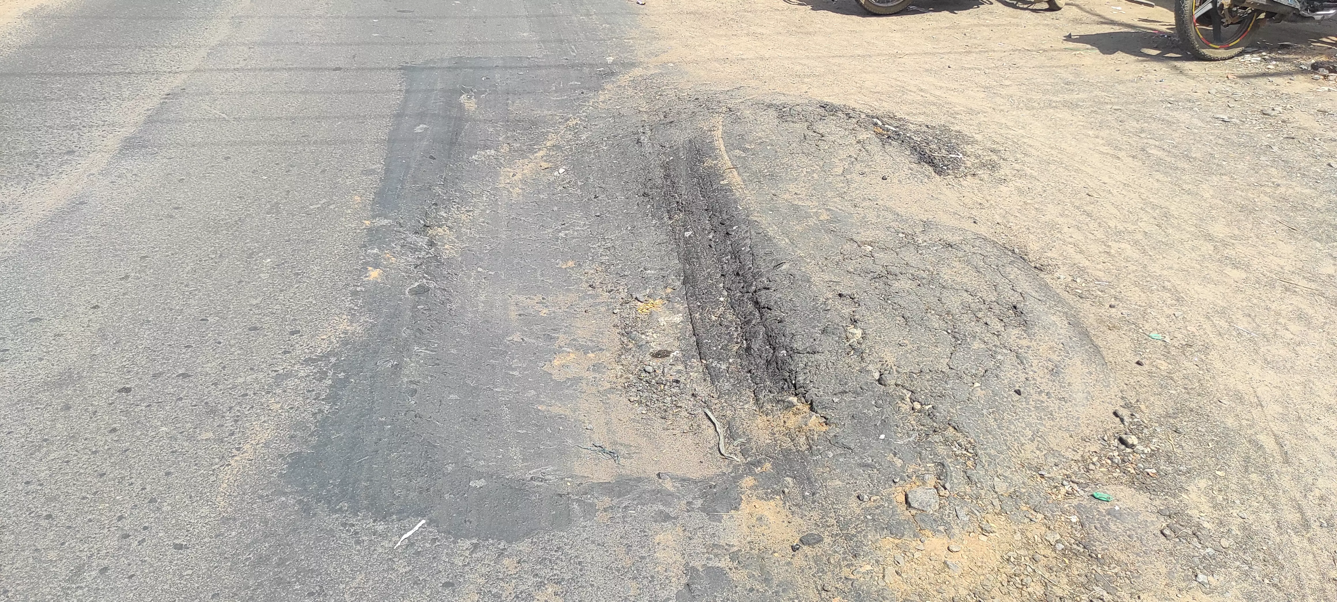 சாலையில் பள்ளம்