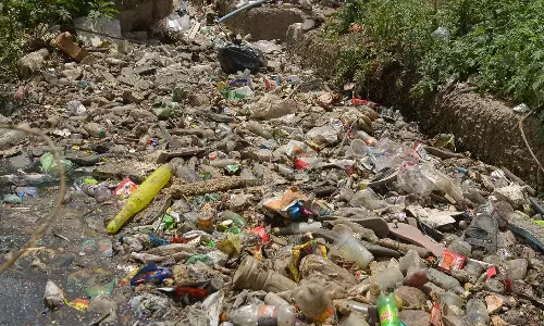 சாக்கடை கால்வாயில் பிளாஸ்டிக் பாட்டில் குவியல் சாக்கடை கால்வாயில் பிளாஸ்டிக் பாட்டில் குவியல்