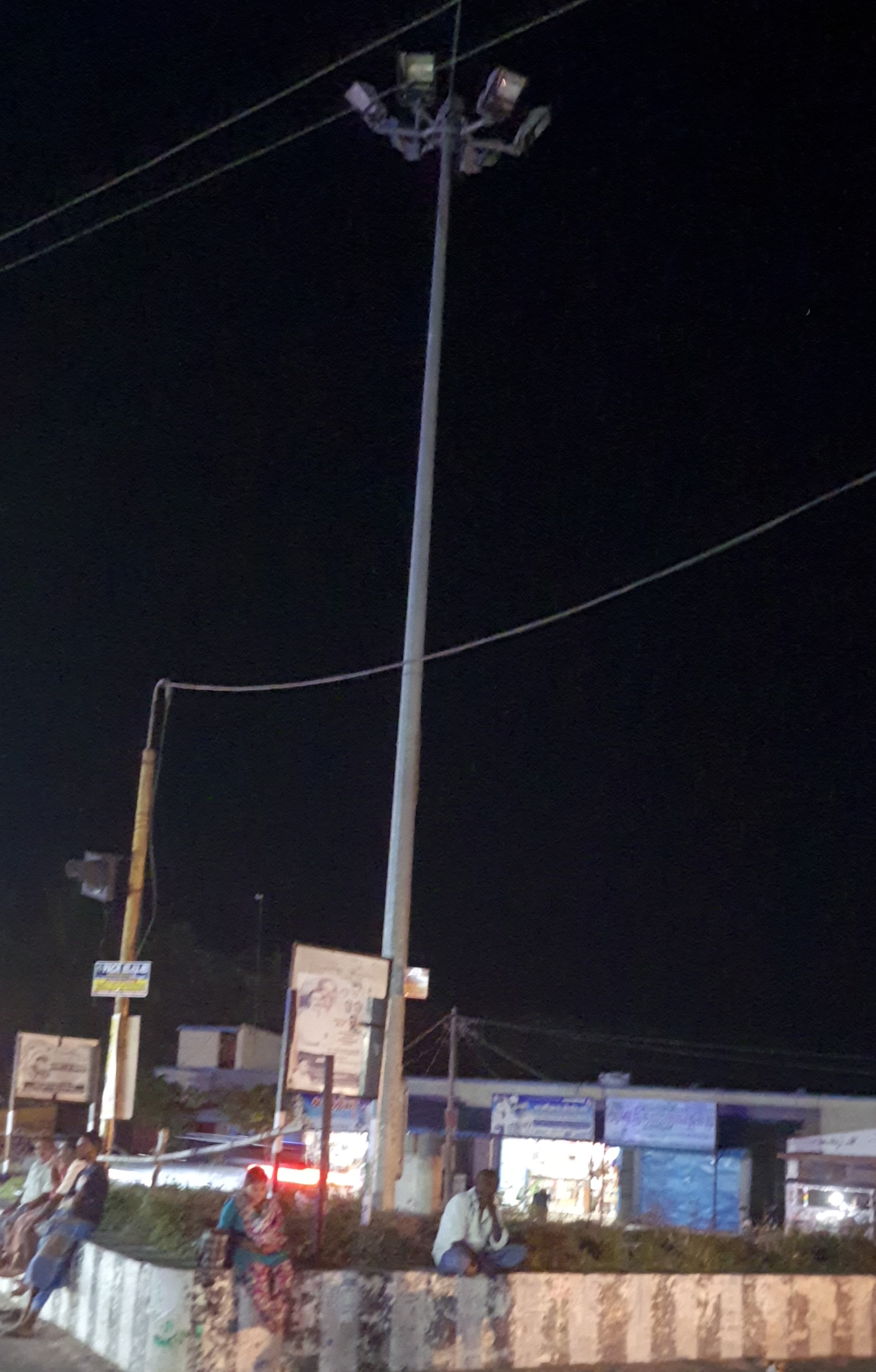 எரியாத உயர் கோபுர மின்விளக்கு எரியாத உயர் கோபுர மின்விளக்கு