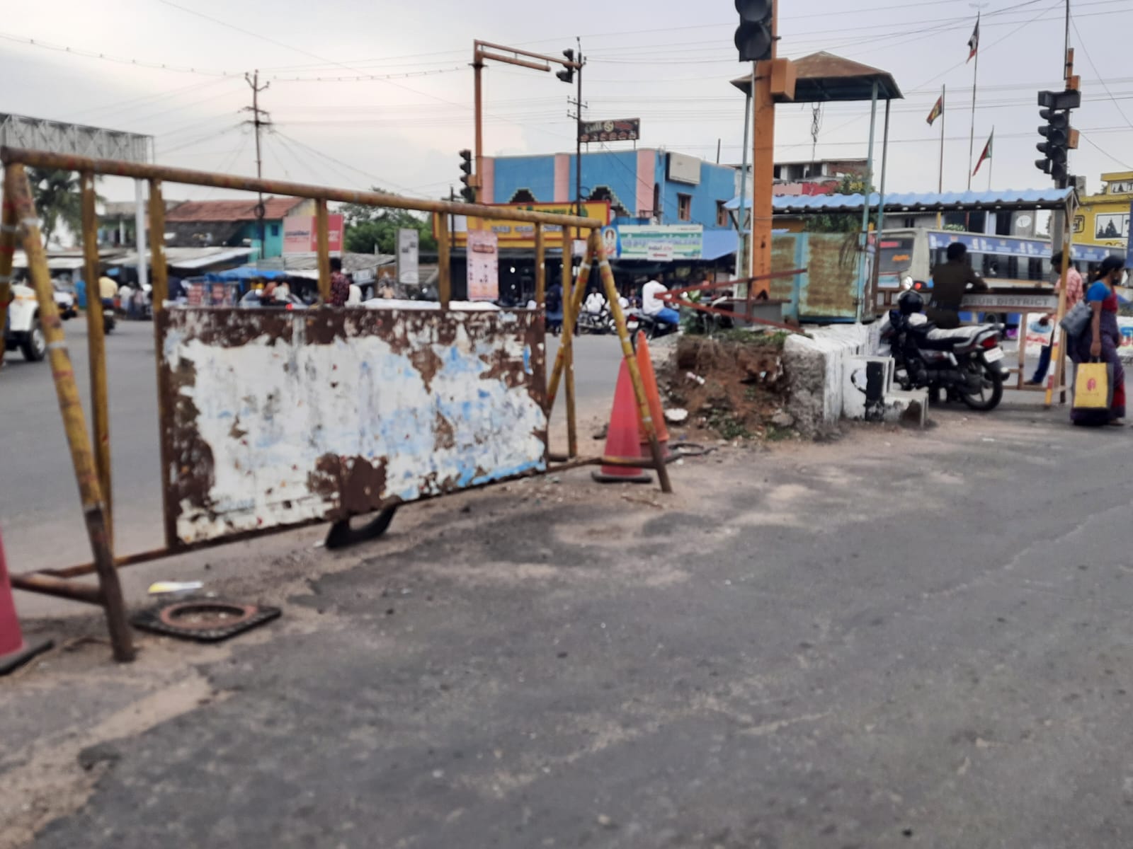 ரவுண்டானாவை சீரமைக்க வேண்டும்