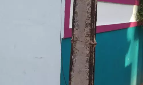 உயிர்பலி வாங்க காத்திருக்கும் மின்கம்பம்