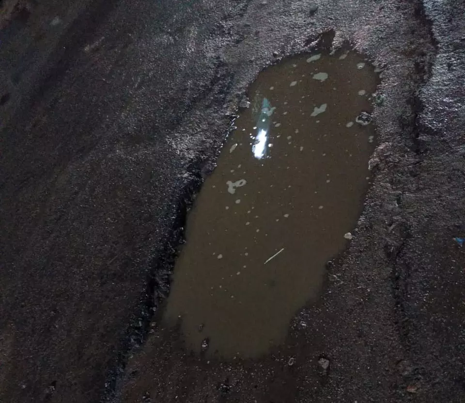 சாலையில் பள்ளம்