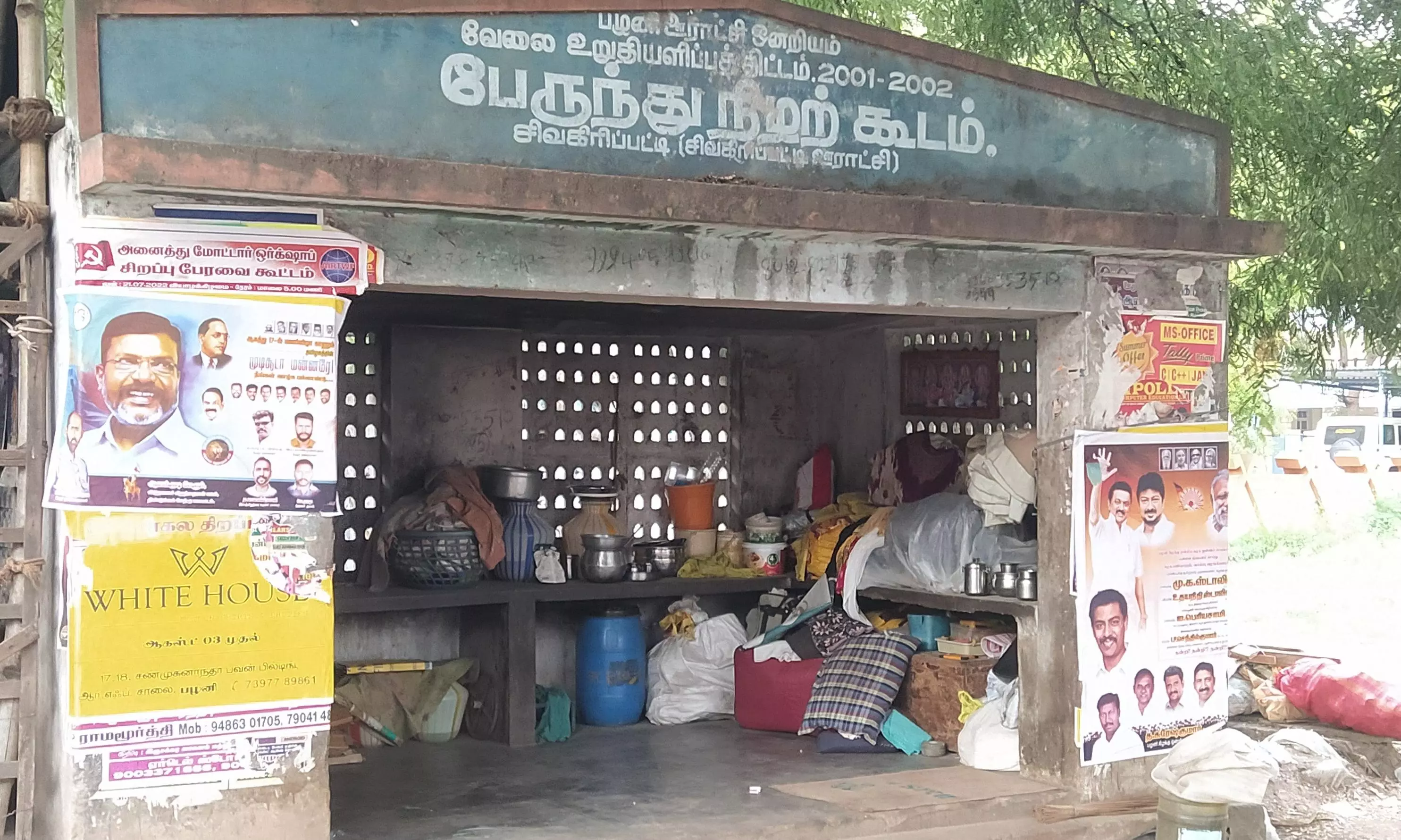 பஸ்நிறுத்த நிழற்குடை  ஆக்கிரமிப்பு