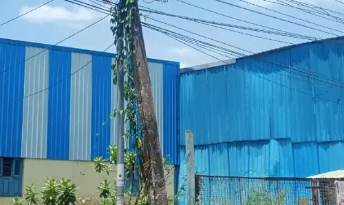 ஆபத்தான மின்கம்பம்