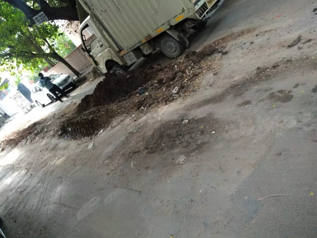 சேதமடைந்த சாலை