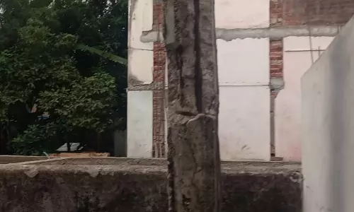 மின்கம்பத்தை மாற்ற வேண்டும் மின்கம்பத்தை மாற்ற வேண்டும்