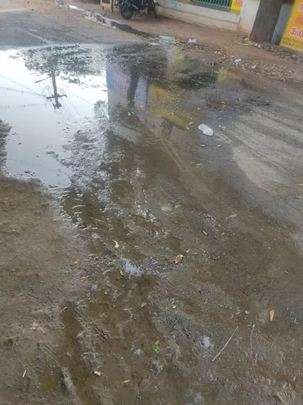 குழாய் உடைந்து வீணாகும் குடிநீர் குழாய் உடைந்து வீணாகும் குடிநீர்