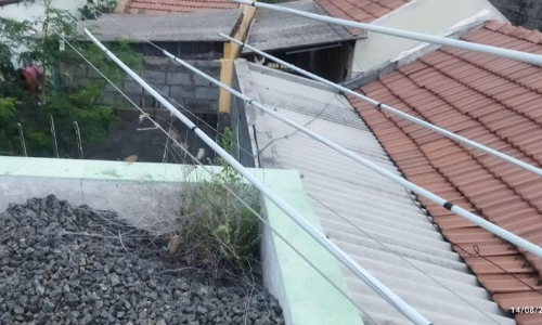 வீடுகளின் மேல் மின்கம்பிகள்