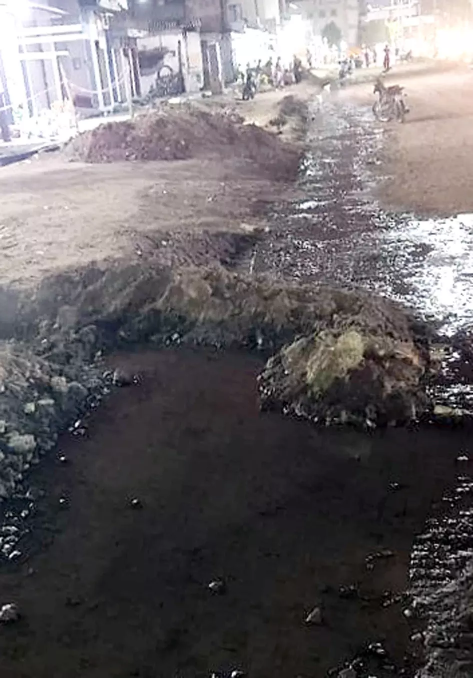 வீணாகும் குடிநீா் வீணாகும் குடிநீா்