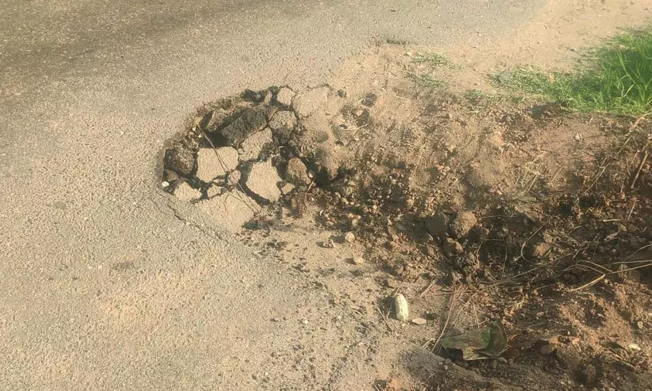 சாலை பள்ளத்தால் விபத்து அபாயம்