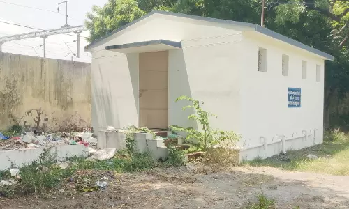 பூட்டியே கிடக்கும் கழிப்பறை கட்டிடம்