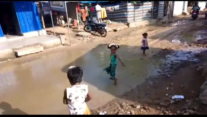 சேரும், சகதியுமான சாலை