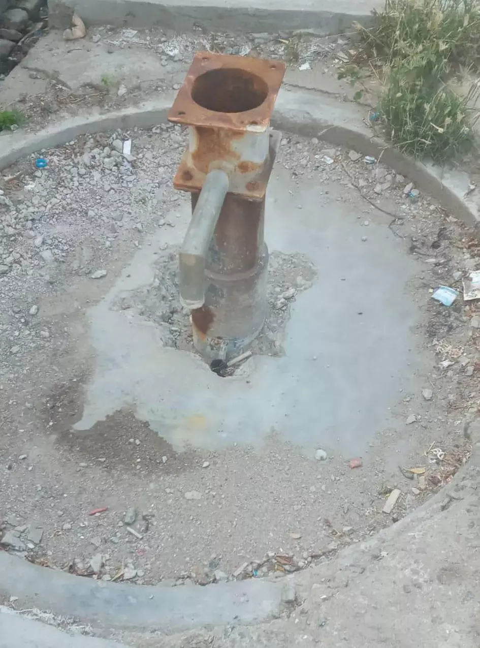 காட்சிப்பொருளான அடிபம்பு