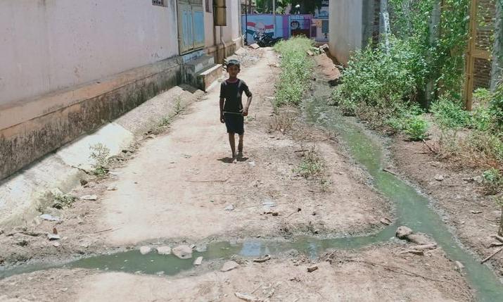 தெருவில் ஓடும் கழிவுநீர்