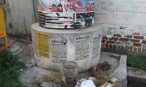 கழிவுகளால் சூழ்ந்த குடிநீர் தொட்டி கழிவுகளால் சூழ்ந்த குடிநீர் தொட்டி